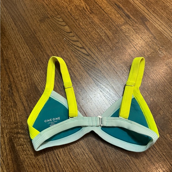 Oneone swim top size medium - Picture 3 of 3